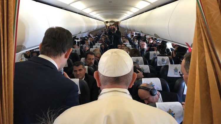 2019.03.30 Papa Francesco saluta i giornalisti nel volo papale per il Marocco