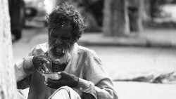 Homem em condições de pobreza extrema