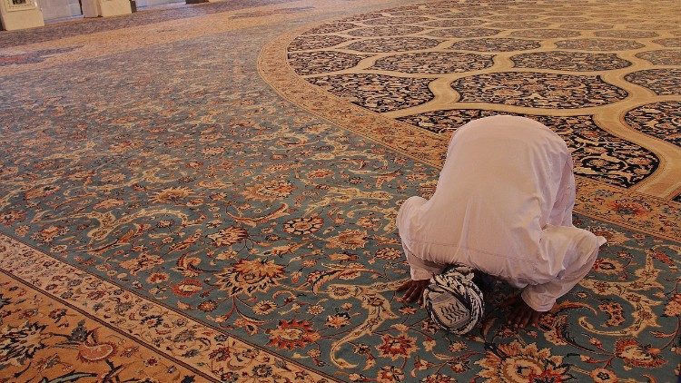 Besimtar mysliman gjatë lutjes, në xhami