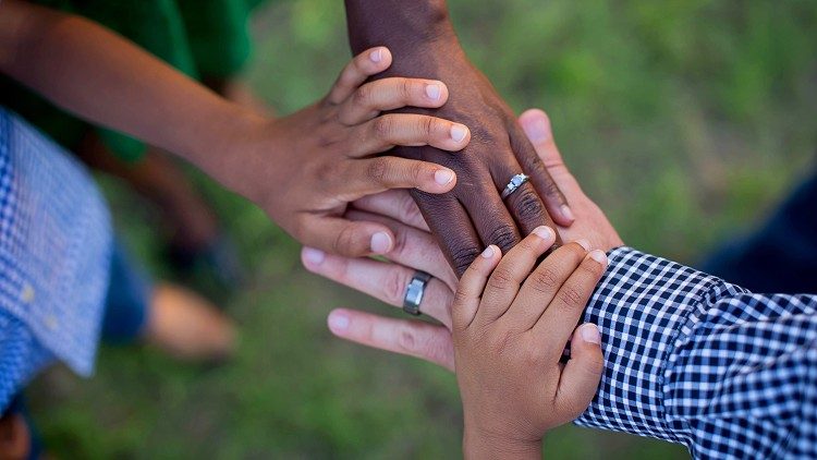 2019.04.07 mani, unione famiglia, sostegno, amore bambini e genitori, madre e padre