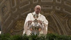 Papa Francisco abençoa os óleos na Missa do Crisma celebrada na Basílica de São Pedro (foto de arquivo)