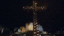 Un'immagine della grande Croce al Colosseo nel rito del Venerdì Santo (archivio)
