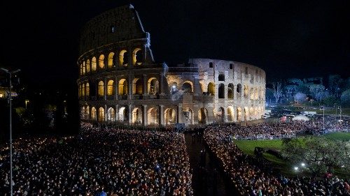 Via Crucis al Colosseo, dalle famiglie una preghiera di pace per Russia e Ucraina