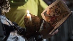 콜로세움의 십자가의 길에서 따뜻한 빛을 밝히는 초 (자료사진)