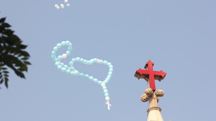2019.04.08 Croce, rosario di palloncini, simboli religiosi