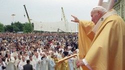 Tarehe 16 Oktoba 1978 Kardinali Karol Wojtyla alichaguliwa kuliongoza Kanisa Katoliki kama Khalifa wa Mtakatifu Petro. 