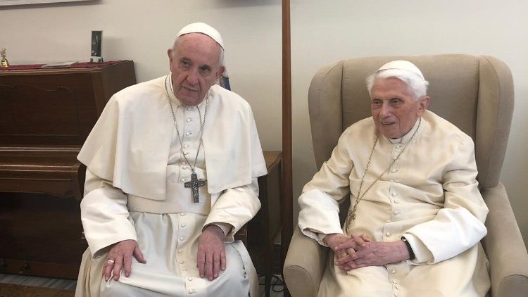 Loňská návštěva papeže Františka u jeho předchůdce (15.4.2019)