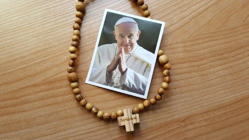 Påven firar sin namnsdag med att skänka rosenkransar till 6000 unga