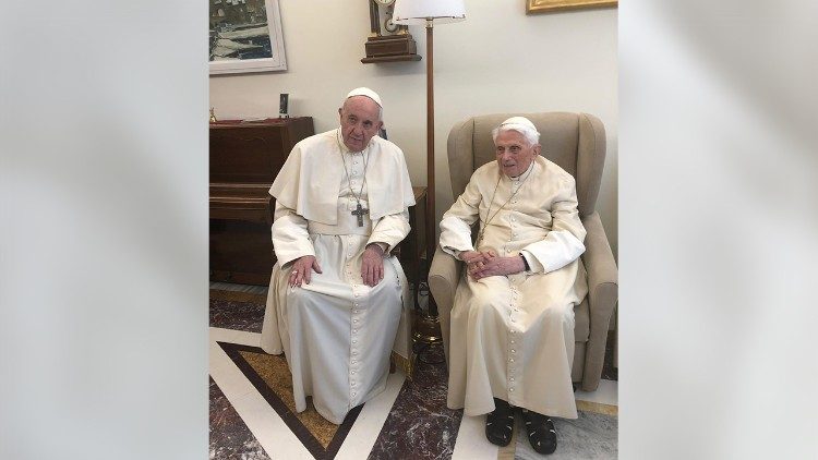 Minulý rok pápež František zablahoželal Benediktovi XVI. pri osobnej návšteve
