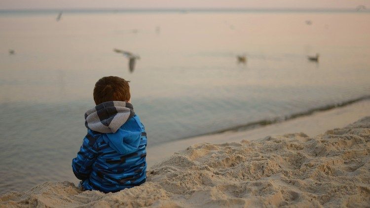 2019.04.16 bambino al mare, bimbo in spiaggia, riflessione, infanzia