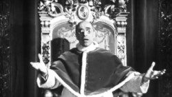 Pius XII. (1939-58) bei einer TV-Ansprache 1949
