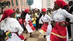 Manifestação cultural de mulheres em São Tomé e Príncipe 