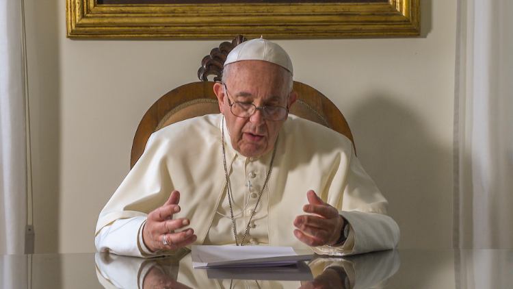 Papež Frančišek med snemanjem video sporočila