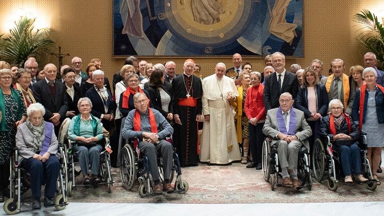 Papeževo srečanje v delovnem studiu dvorane Pavla VI. z obolelimi za Alzheimerjevo boleznijo, ki bivajo v Domu starejših v belgijskem mestu Bonheiden.