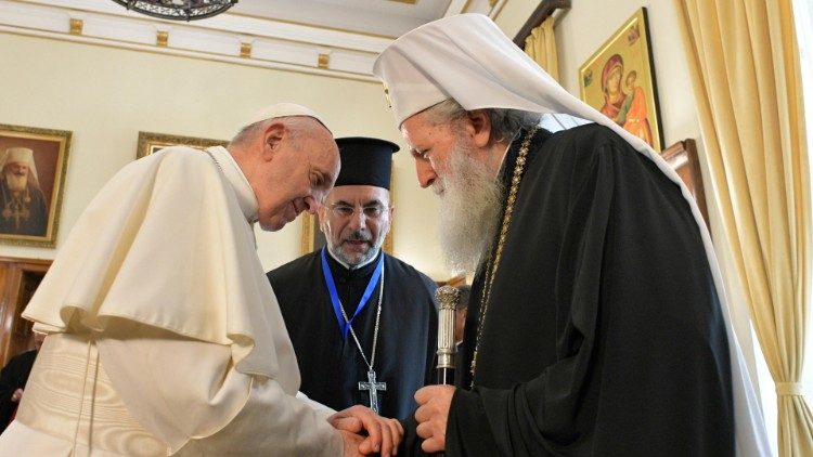 Francesco e il patriarca Neofit durante il viaggio Apostolico del Papa in Bulgaria e Macedonia del Nord, dal 5 al 7 maggio del 2019