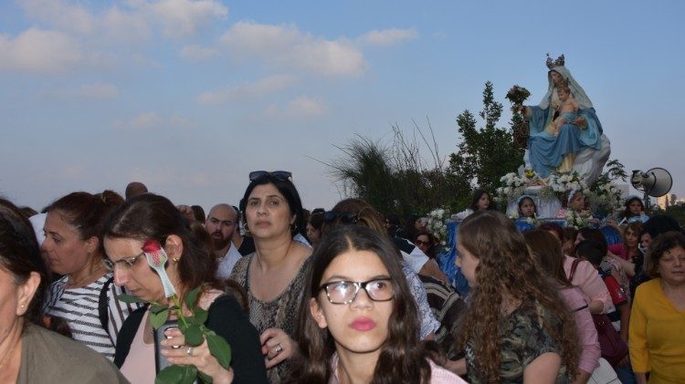 Hagyományos Kármelhegyi Boldogasszony körmenet Haifában   