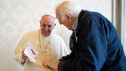 Papa Francisco y Jean Vanier en  marzo 2014