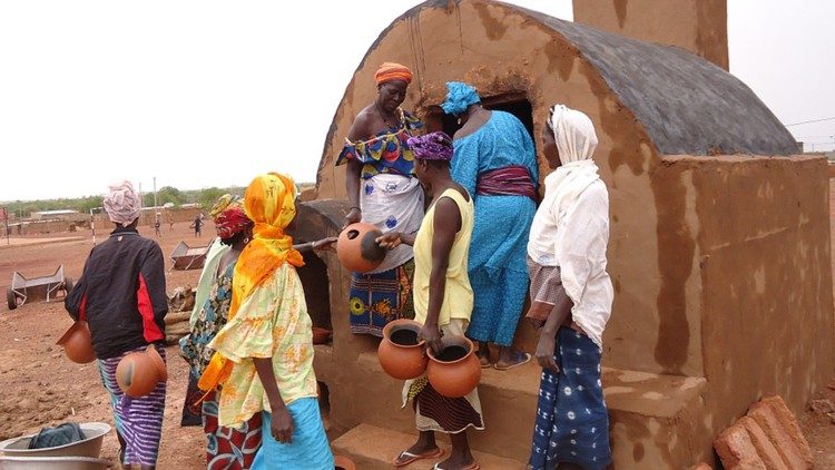 Kvinnor vid en brunn i Burkina Faso