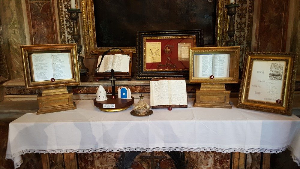 Pamiatky v Bazilike sv. Bartolomeja: druhá zľava je slovenská biblia a fonendoskop sestry Veroniky Theresie Ráckovej  