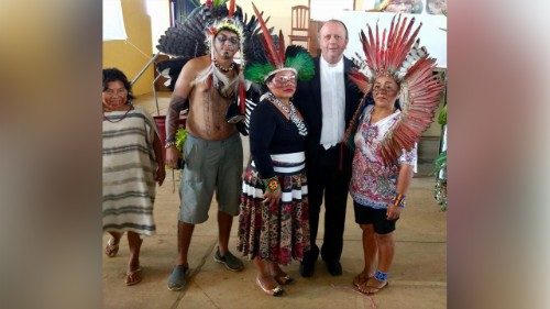 Dom Roque Paloschi arcebispo de Porto Velho, Brasil com os indígenas