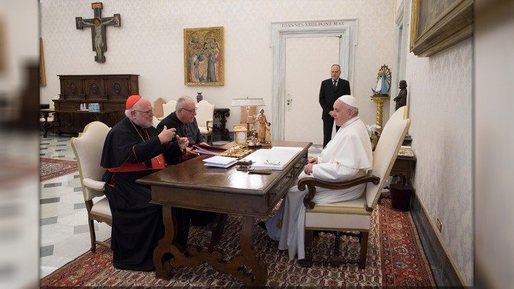 Påven Franciskus vid ett möte med ekonomirådets koordinator kardinal Reinhard Marx