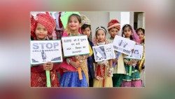 Kinder demonstrieren gegen die Kinderehe in Pakistan