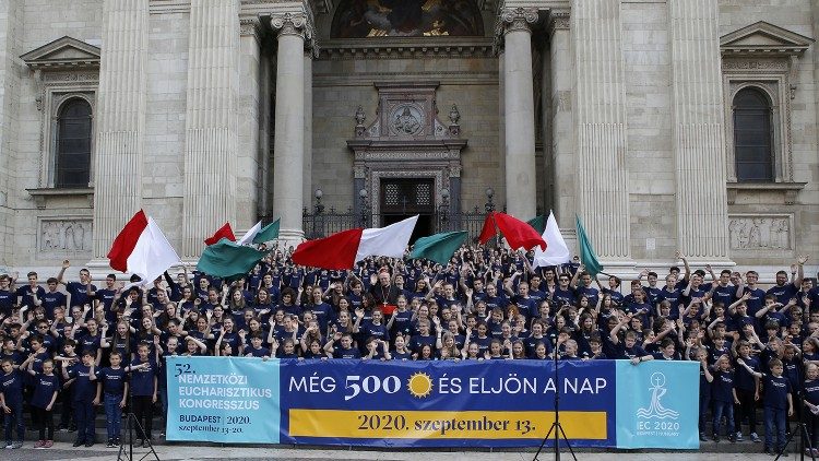 Flashmob para el Congreso Eucarístico Internacional 2020, frente a la Basílica de San Esteban, Budapest, Hungría.