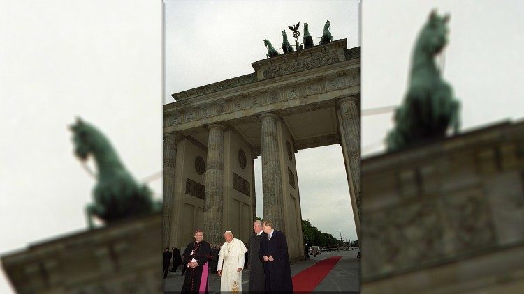 Šv. Jonas Paulius II lydimas Helmuto Kohlio, Vokietijos Federacijos kanclerio, eina pro Brandenburgo vartus Berlyne 1996 m. birželio 26 d. 