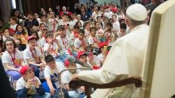 Der Papst und Kinder bei einem Treffen 2014