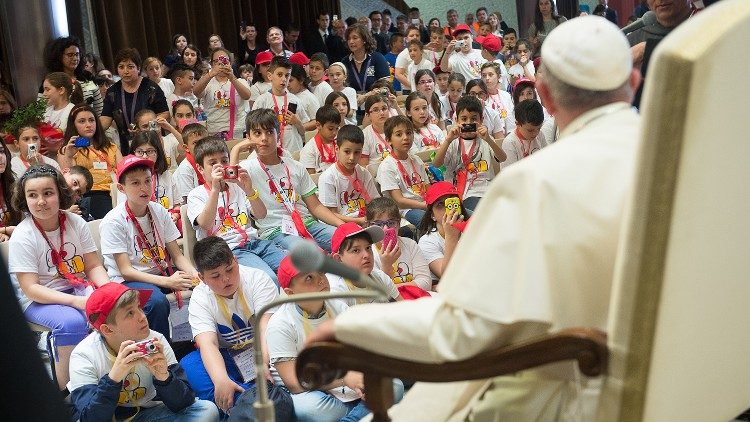 Papež při jednom setkání s dětmi ve Vatikánu
