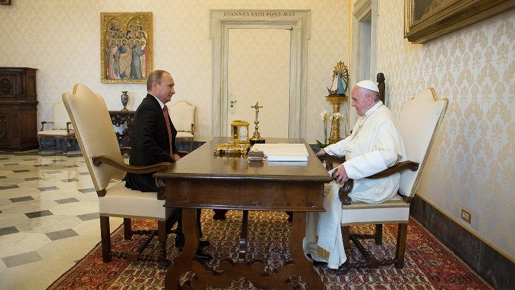 프란치스코 교황과 블라디미르 푸틴 러시아 대통령 (2015년 6월 10일)