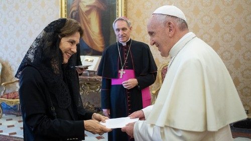L' ambassadrice de France près le Saint-Siège, Élisabeth Beton-Delègue, reçue au Vatican vendredi 7 juin 2019 par le Pape François