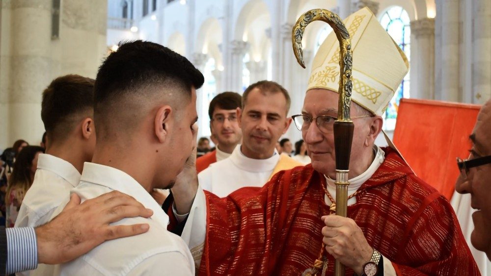 Le cardinal Pietro Parolin et les confimands dans la co-cathÃ©drale de Pristina