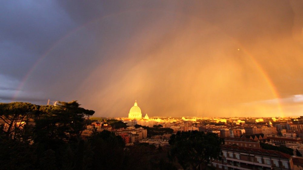2012.12.06 panorama Roma, arcobaleno e illuminazione cupola di San Pietro