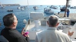 Visita pastoral em Lampedusa em 2013. O Papa encontra os migrantes com o cardeal Montenegro 