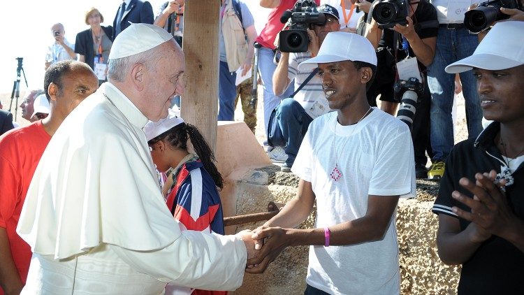 البابا فرنسيس خلال زيارته جزيرة لامبيدوزا الصقلية ٨ تموز يوليو ٢٠١٣