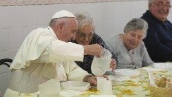Papa Francisco no almoço com pessoas pobres acolhidas no refeitório "San Francesco Poverino" (10/11/2015)