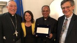 Mons. Kavalakatt, con il cardinale Maradiaga e il prefetto Ruffini durante la premiazione del libro "Le vie meravigliose di Dio", nel Consolato d'Italia a New York