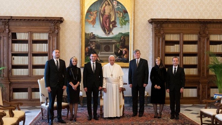 教宗接见斯洛文尼亚共和国总理沙雷茨及其随行人员