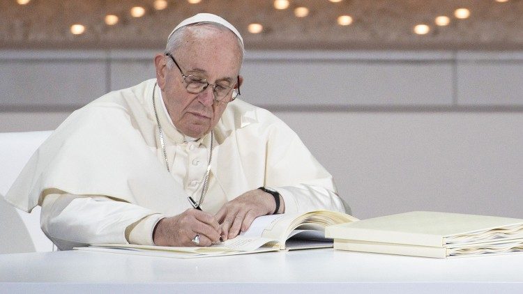 El Papa Francisco firmando el Documento sobre la Fraternidad Humana en Abu Dabi