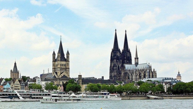 Panorama över Köln. Påven sänder kardinal Arborelius och msgr van den Hende till Kölns ärkesstift för granskning.