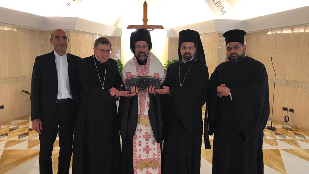 Relikviár sv. Petra v rukách pravoslávneho arcibiskupa Jóba, po jeho pravej ruke kardinál Kurt Koch