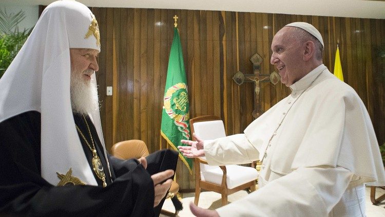  Papa Francisko wakati wa kukutana na Kiongozi wa Kanisa la Kiorthodox,wa Urusi ,Patriaki Kirill  mnamo tarehe 12 02 2016 2016.