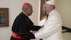 Le pape François rencontre le cardinal Ranjith, au Vatican, le 20 juin 2019. 