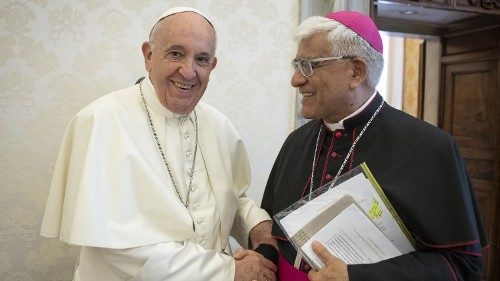 Monsignor Hector Miguel Cabrejos Vidarte con Papa Francesco nel giugno 2019