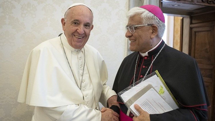 Papst Franziskus und der CELAM-Präsident, Erzbischof Hector Cabrejos Vidarte bei einer Begegnung 2019