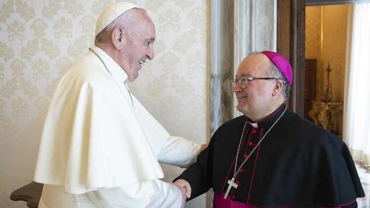 Mgr Scicluna, archevêque de Malte et Secrétaire adjoint de la Congrégation pour la Doctrine de la Foi, ici lors d'un entretien avec le Pape François.