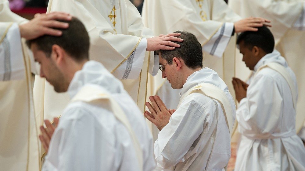 Imagen de archivo: ordenaciones sacerdotales.