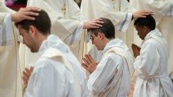 Sacerdotes durante ordenação
