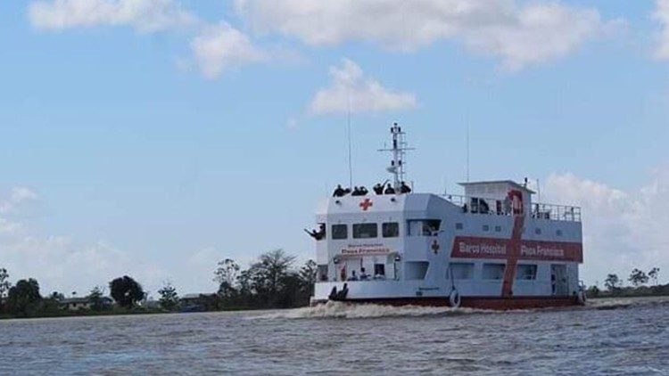 корабель-лікарня імені Папи Франциска на ріці Амазонці